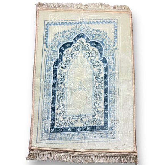 Comfort for Islamic Worship: Soft, Non-Slip Prayer Rug - Picture 2 of 7